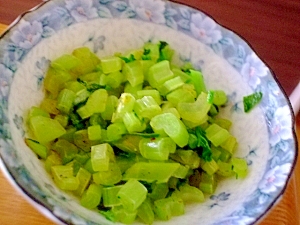 器に盛られた大根の葉のさっぱり炒め