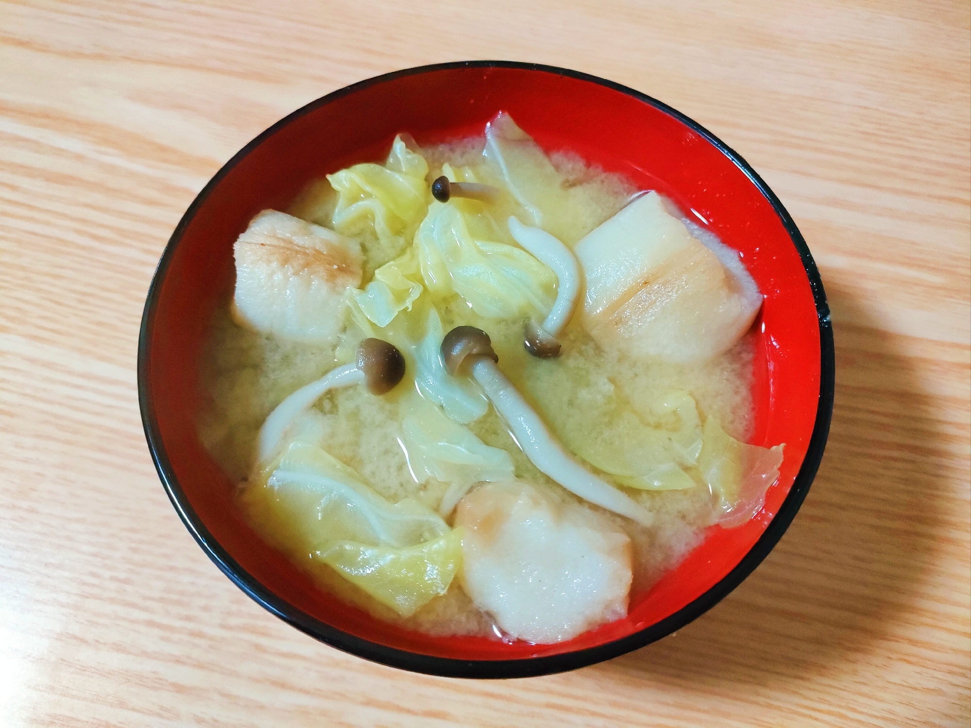 キャベツとしめじと麩の味噌汁