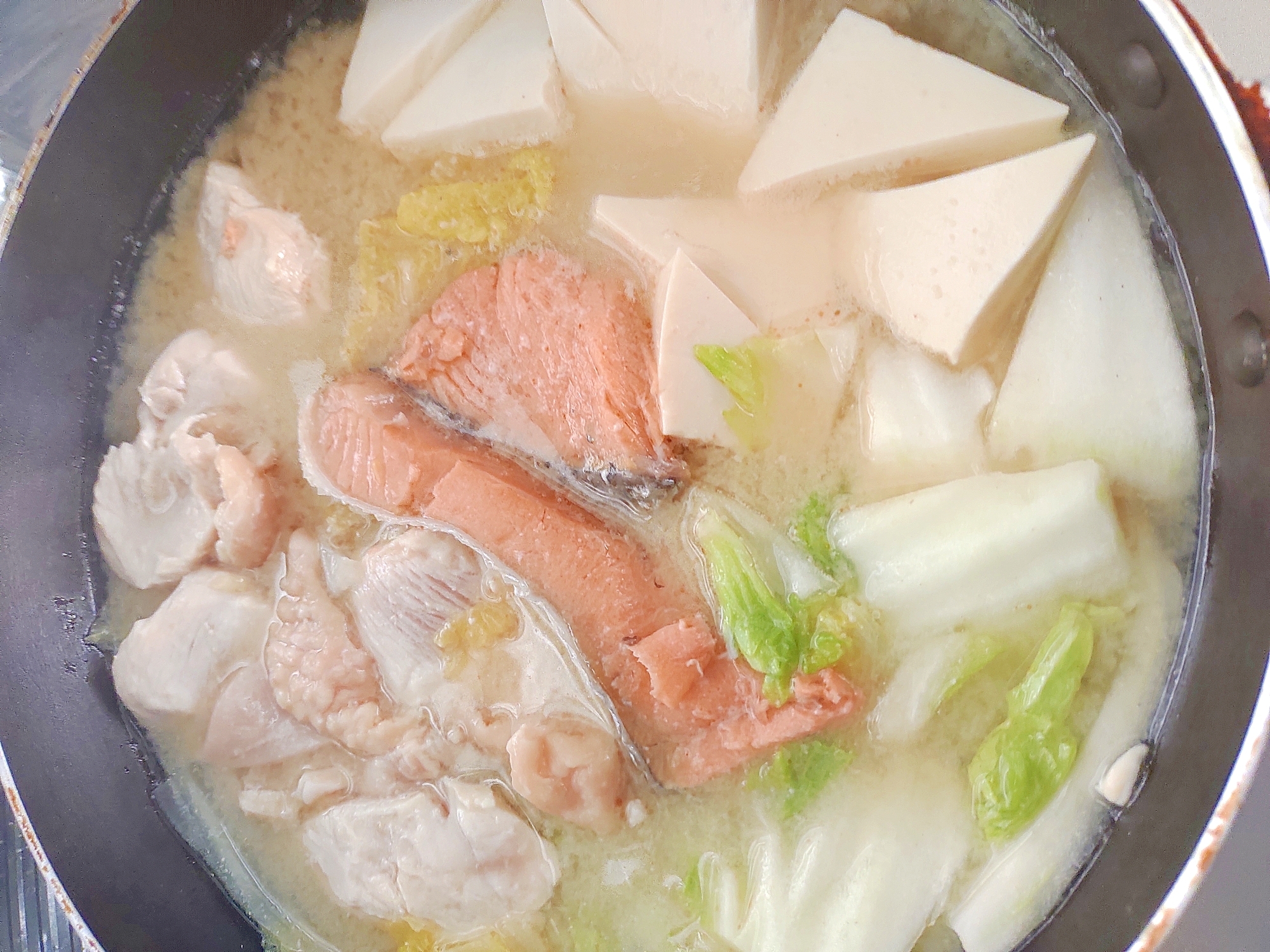 栄養豊富な鶏と鮭の味噌鍋