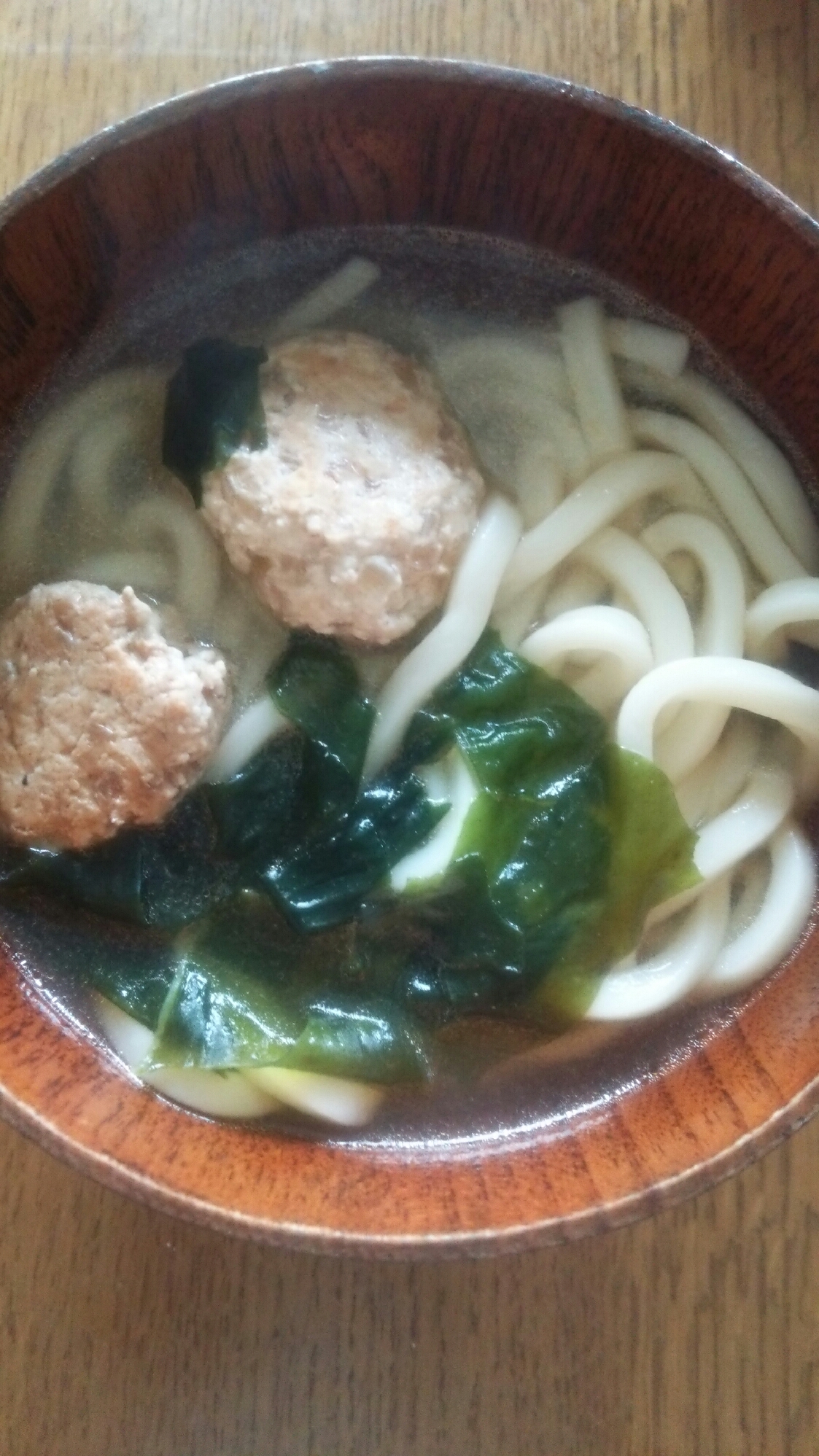 鶏つくねとワカメのうどん