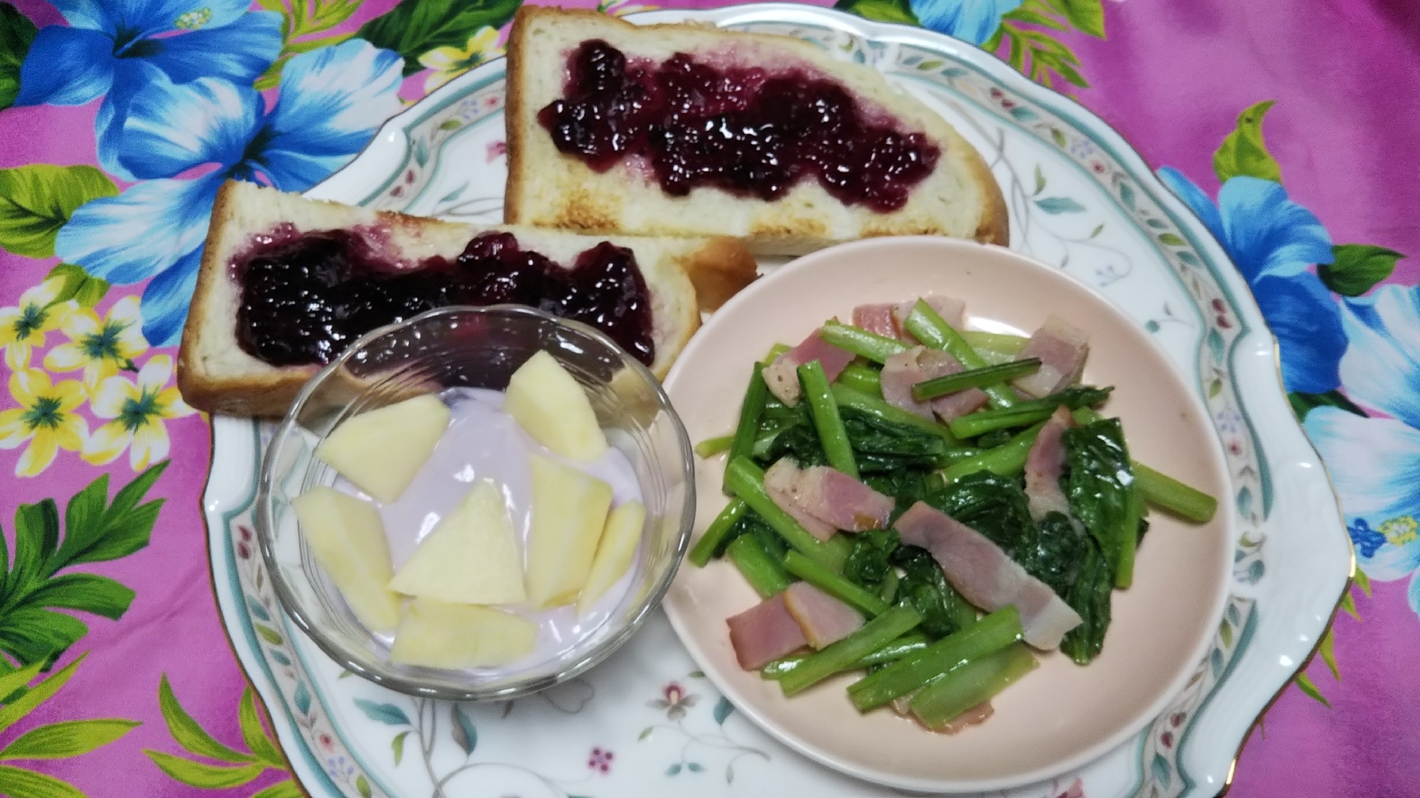 小松菜とベーコン炒めとジャムトーストとヨーグルト☆