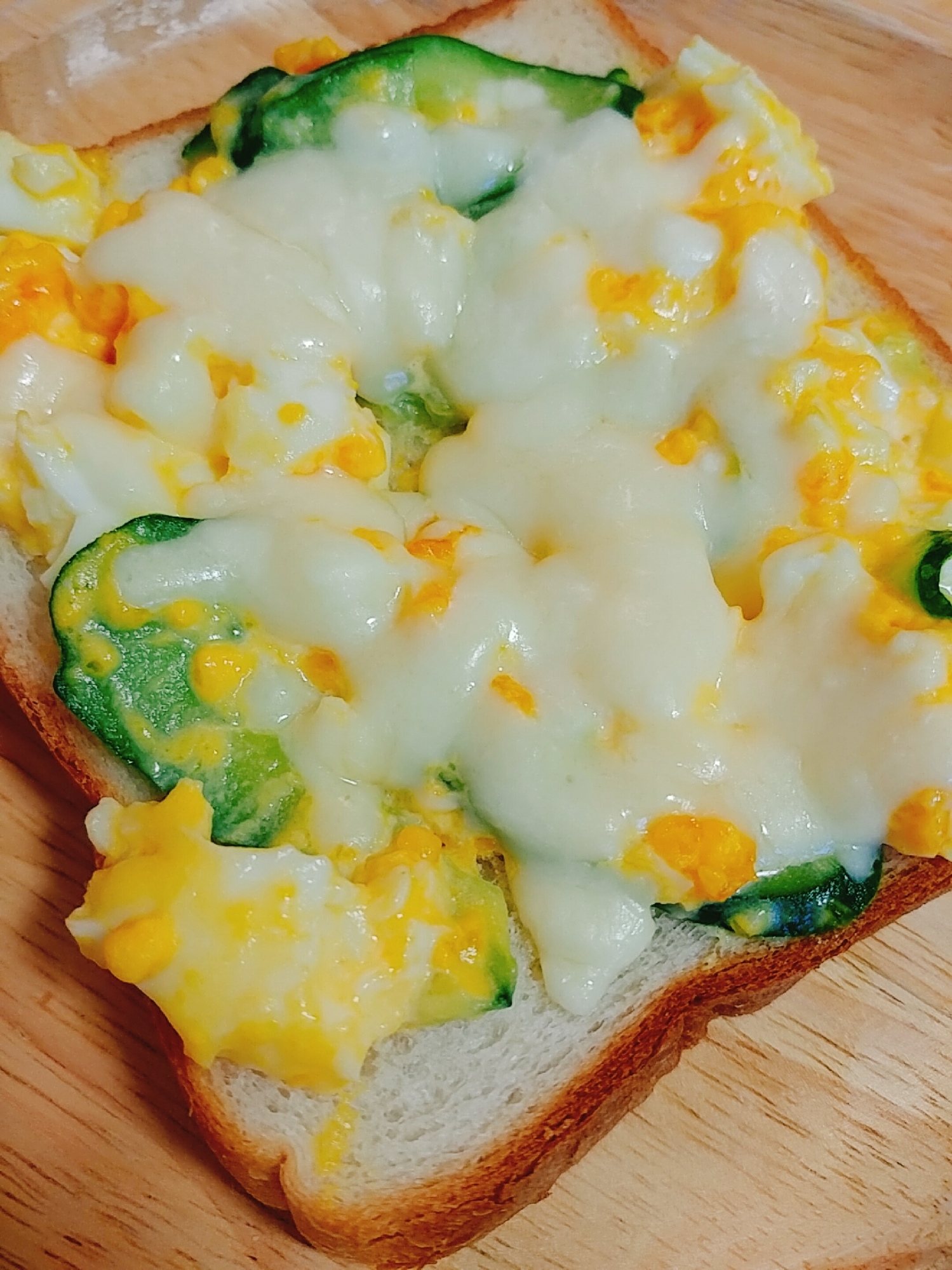 きゅうりと卵のチーズトースト