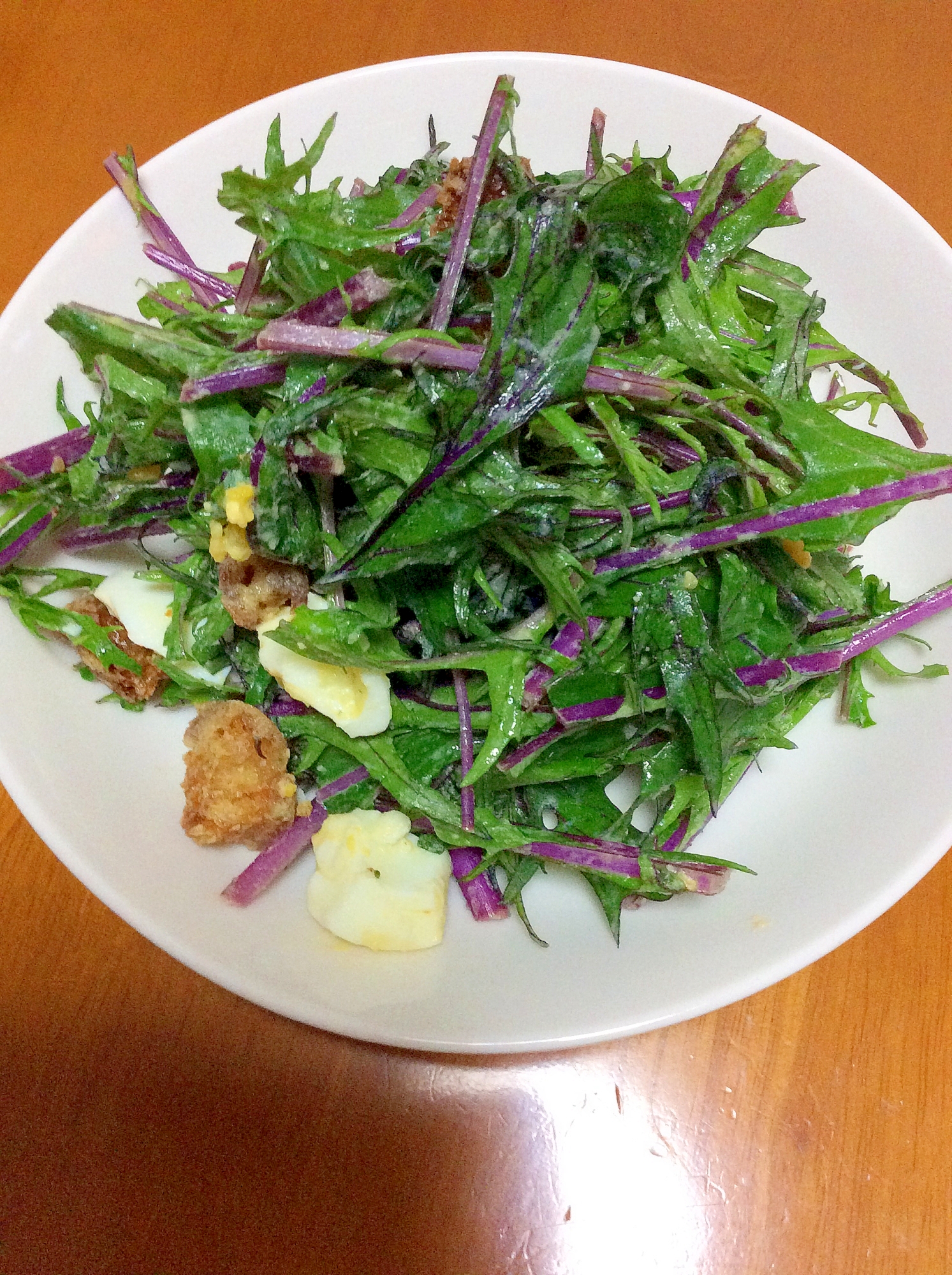 紫水菜とゆで卵とクルトンのサラダ