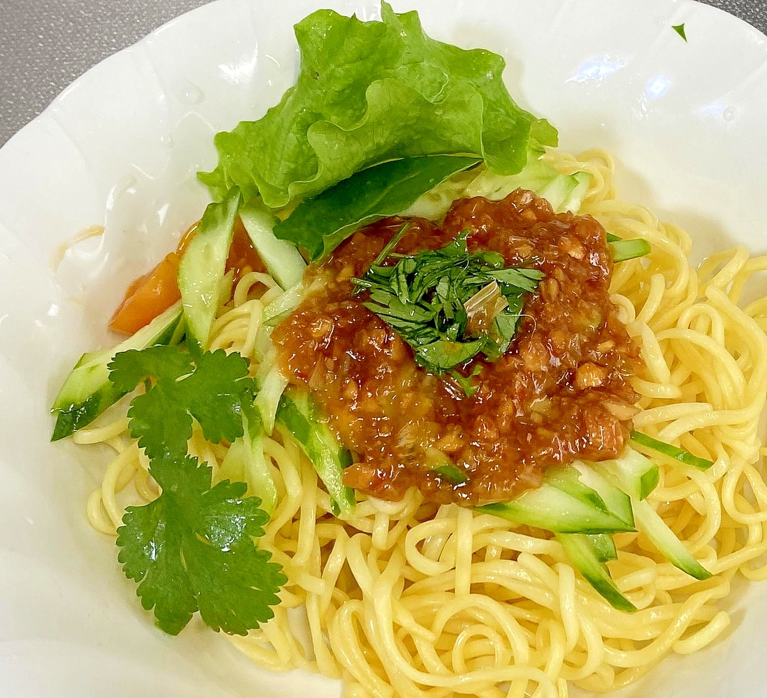 麺や蒸し鶏に、中華風のピリ辛ピーナッツソース