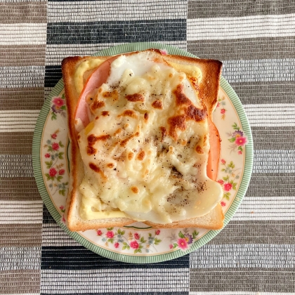 目玉焼きとハムの焼きチーズトースト♪