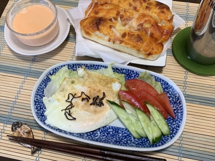 生イチゴは入手できず野菜ジュース＋飲むヨーで代用。てゆうかパン食で目玉焼きに塩昆布っ！しぶいモーニングになりましたドウモゴチソ様！