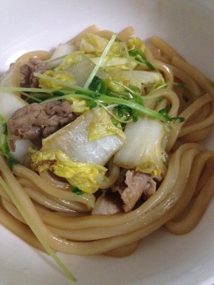 すき焼きの残りで簡単！具たくさん煮込みうどん