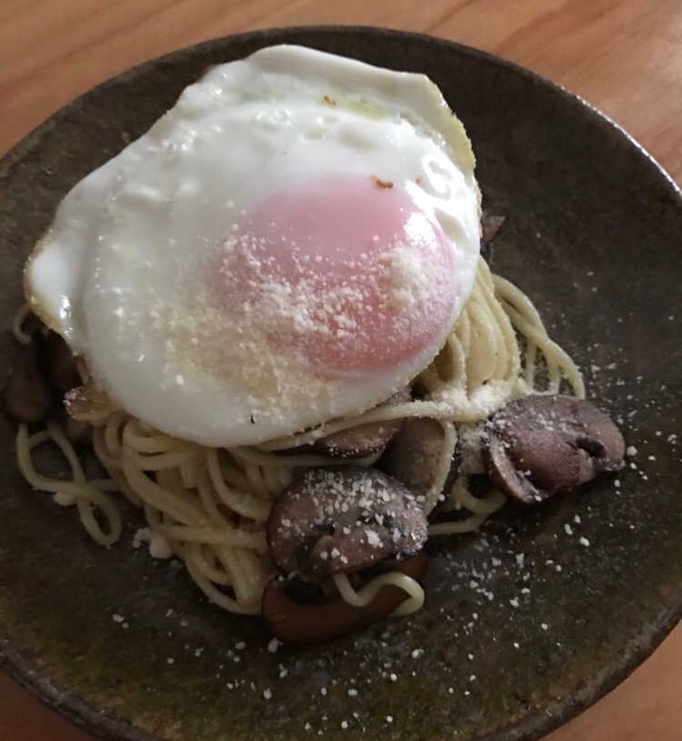 とろ〜り目玉焼きのせマッシュルーム焼きそば