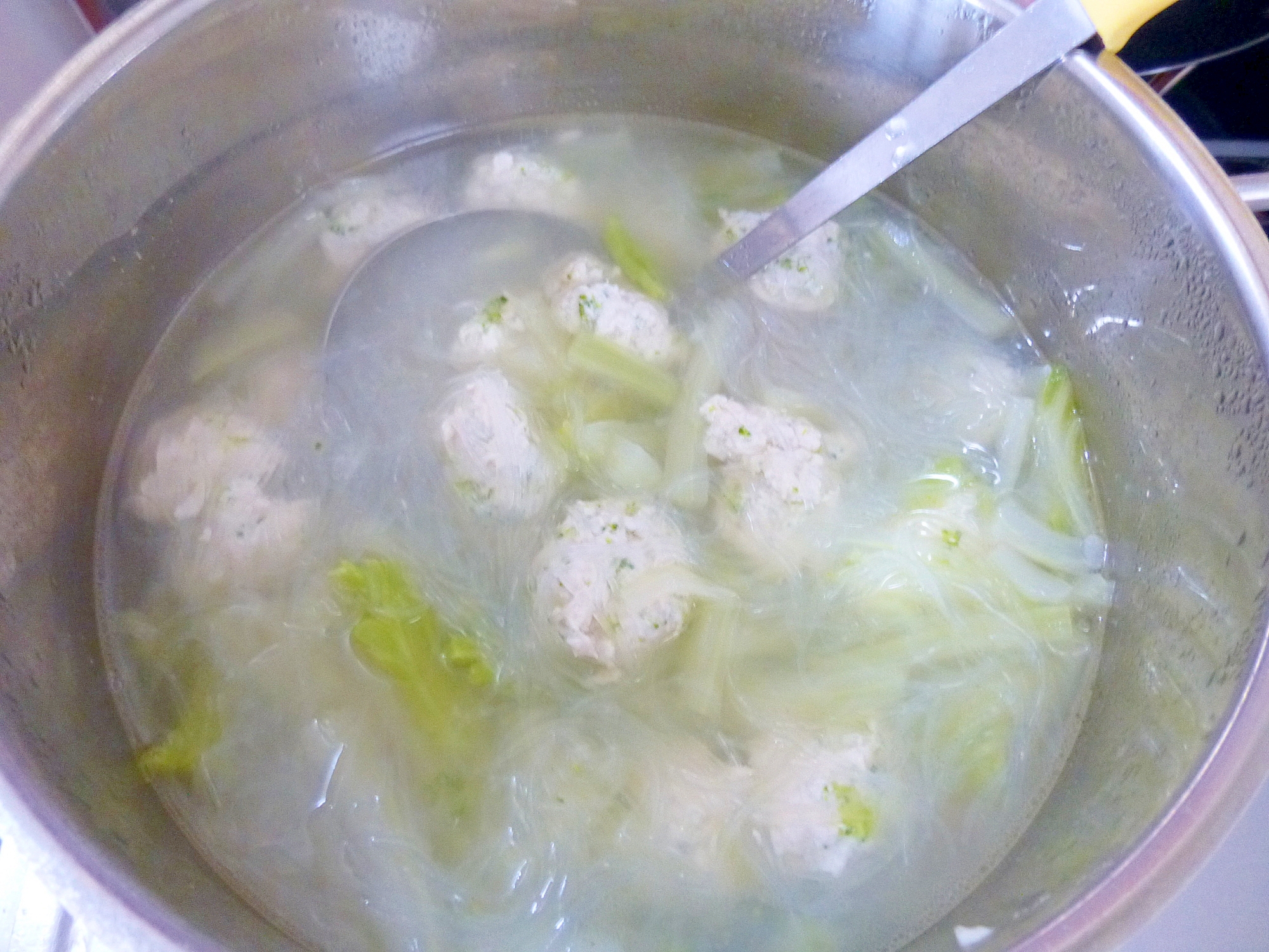 鶏団子と白菜、春雨のスープ