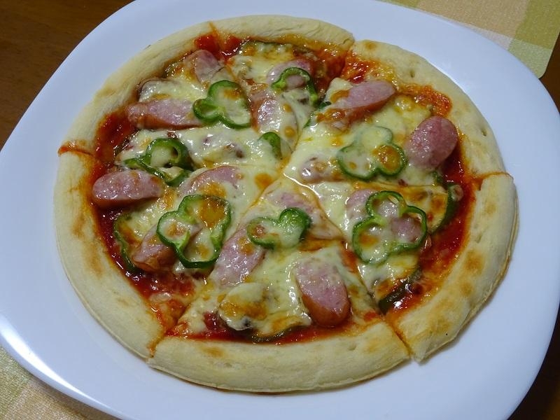 ソーセージとピーマンのトマトピザ
