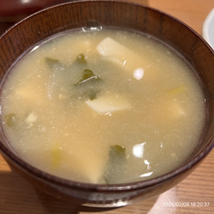 白味噌で作るお豆腐とワカメのお味噌汁
