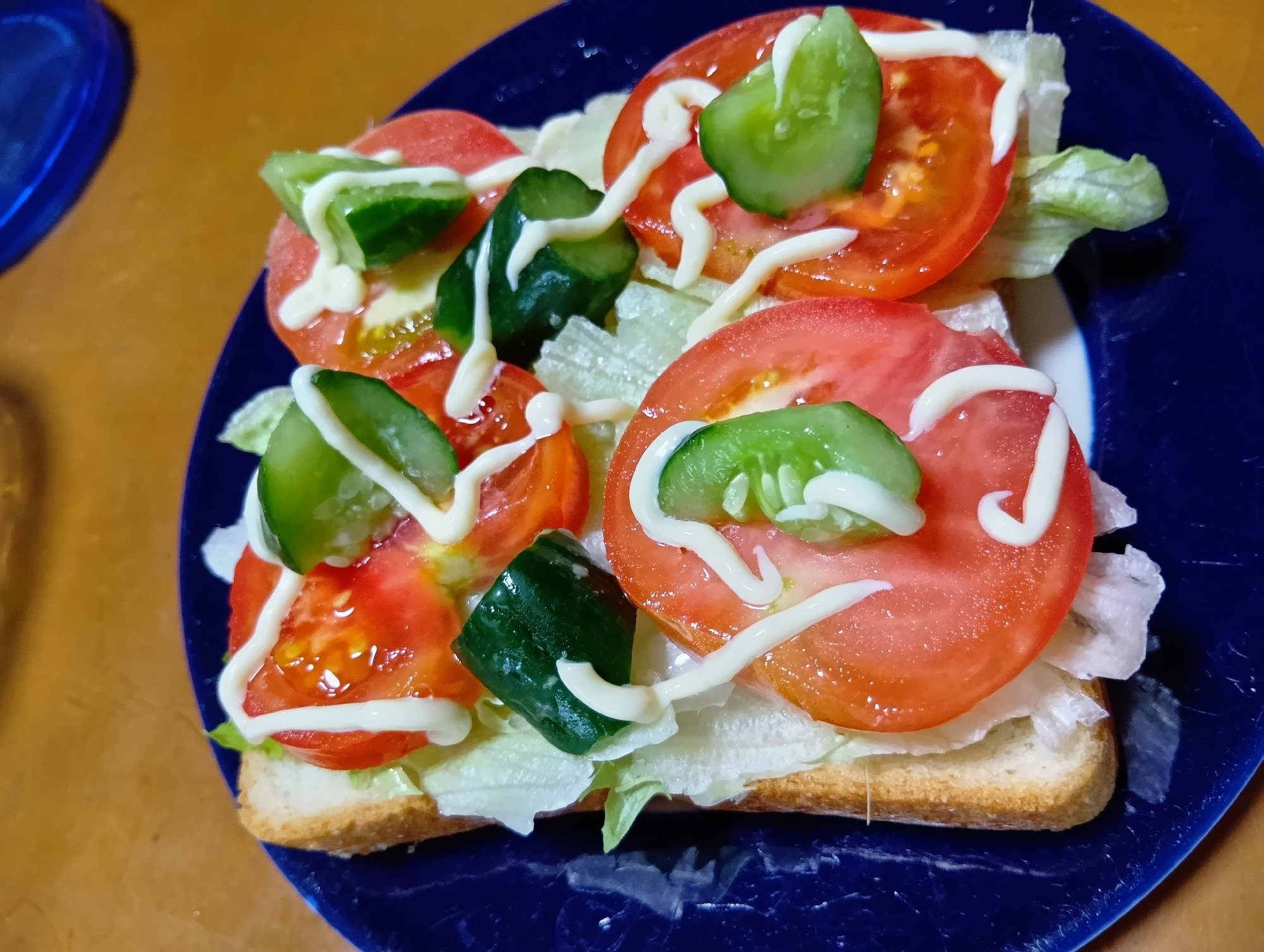 レタスとトマトときゅうりのオープンサンド