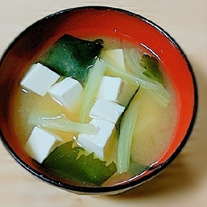 キャベツの茎の千切りとわかめと豆腐のお味噌汁