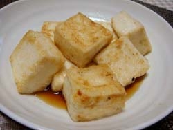 お豆腐は冷蔵庫にいつもは常備しているのでレシピを参考に作ると助かります♪手軽に作れて中はふんわりして美味しいですね(*´꒳`*)