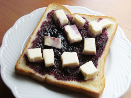 クリームチーズは、おつまみ用だったので、割って乗せました（笑）。焼いたら、溶けるのかなあ～、オーブントースターの中でこぼれたら、、、とビビり、焼き色薄い（汗）。