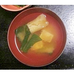 絹ごし豆腐・生わかめ・油揚げの味噌汁（鰹だし）