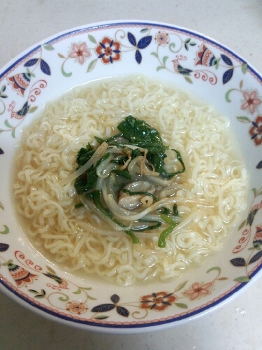 インスタントラーメンの麺だけが残ってしまったので、こちらのスープを作ったら簡単なのに美味しくてビックリ！！
こんどは水餃子で作ろうと思います(*^_^*)