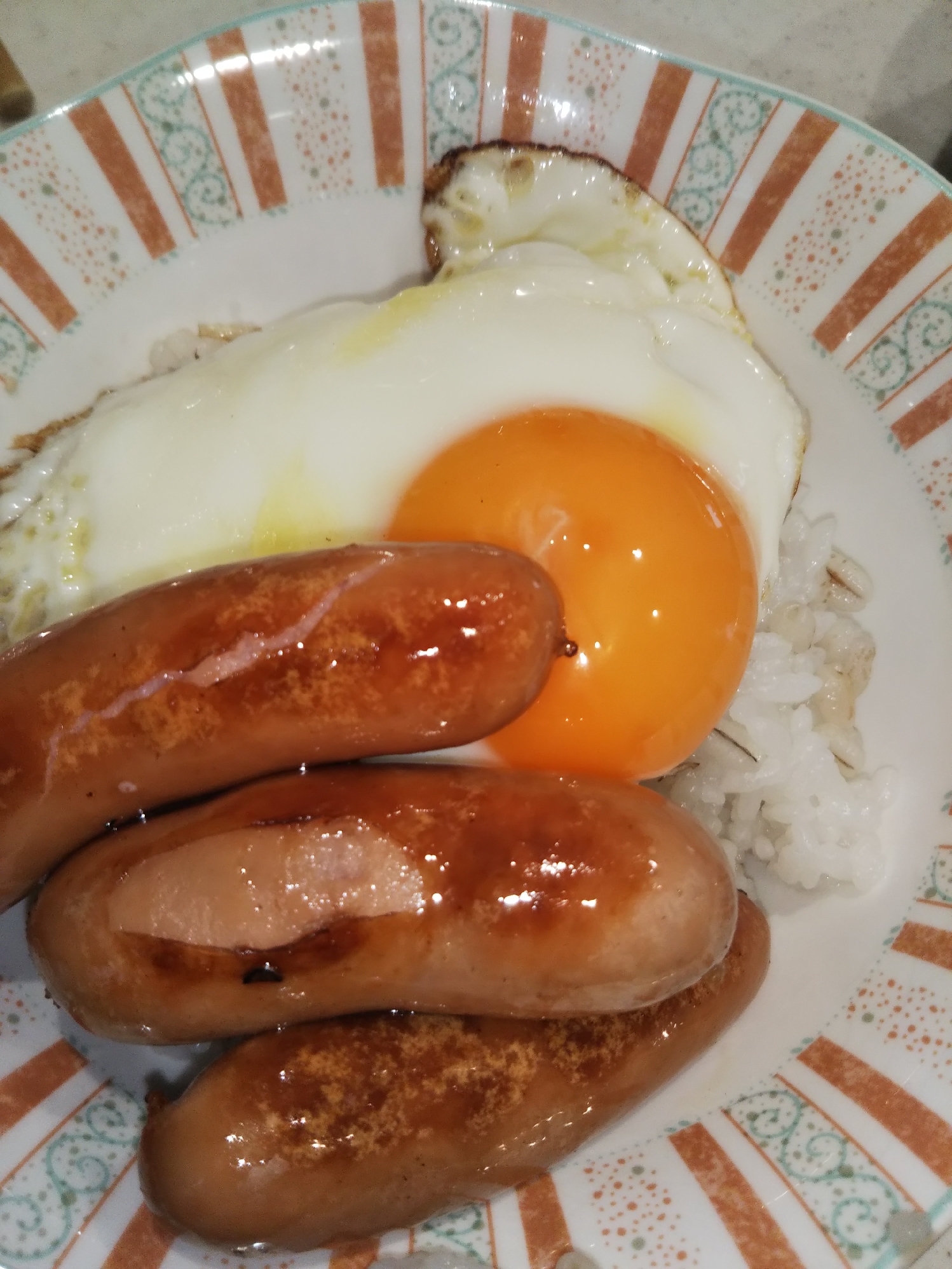 ウィンナーと目玉焼き丼