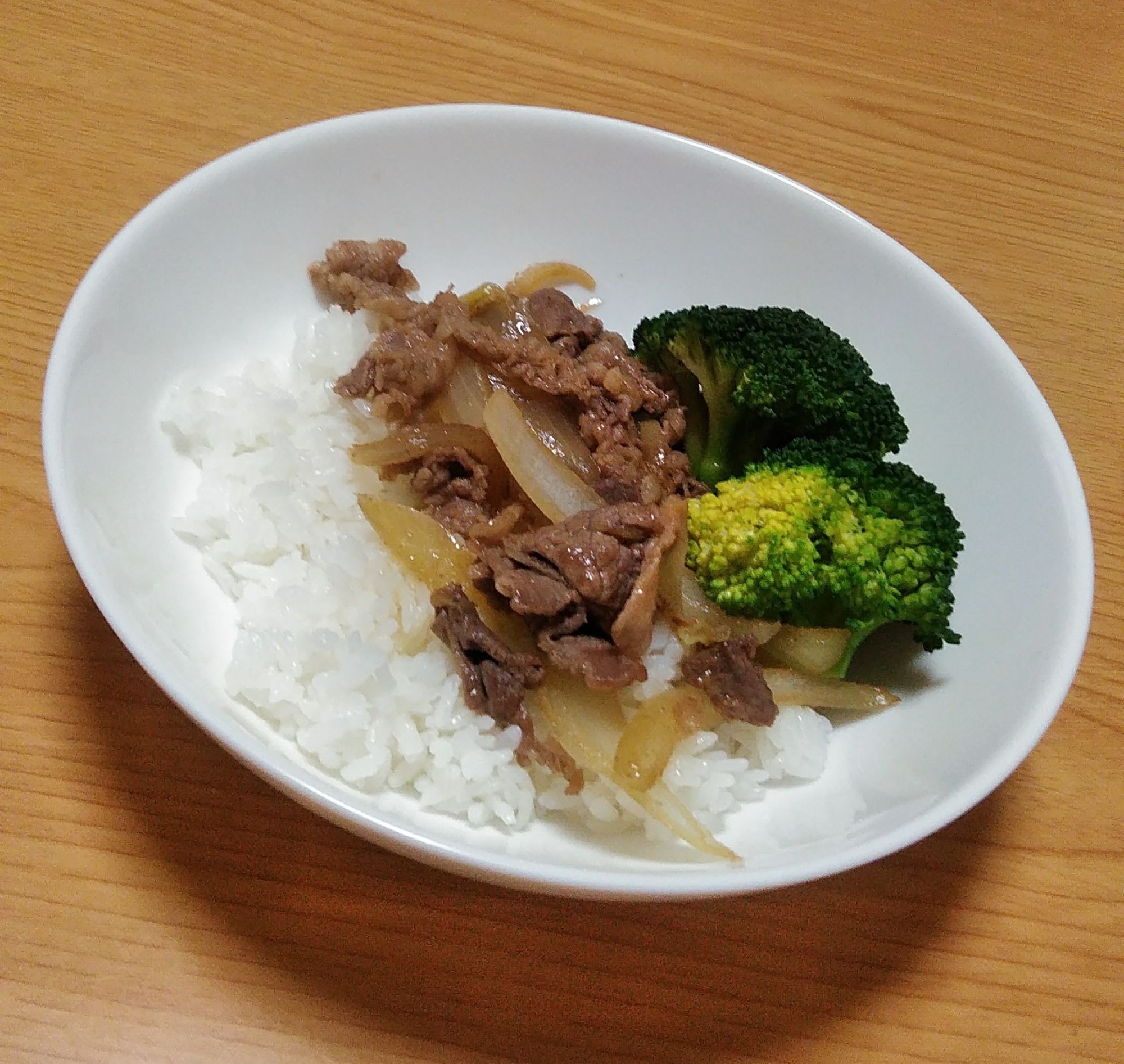 牛肉炒めとブロッコリーの丼