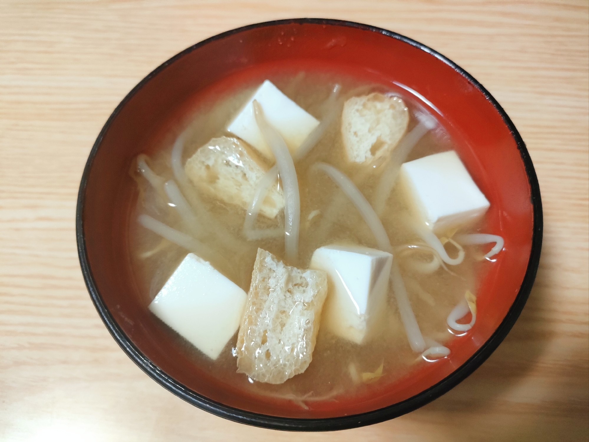 もやしと豆腐と油揚げの味噌汁