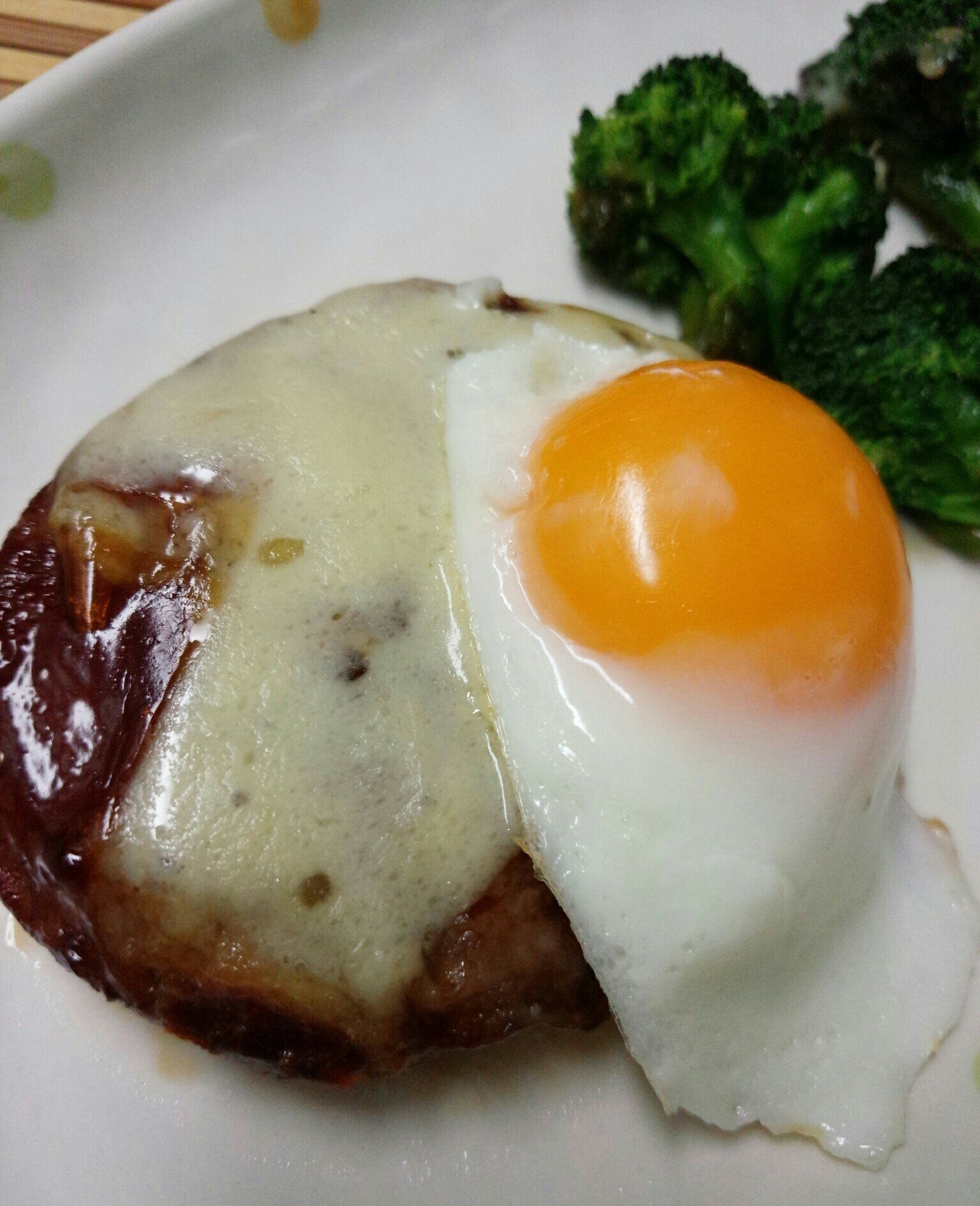 チーズハンバーグ 冷凍卵のミニ目玉焼きのせ レシピ 作り方 By ああや 楽天レシピ