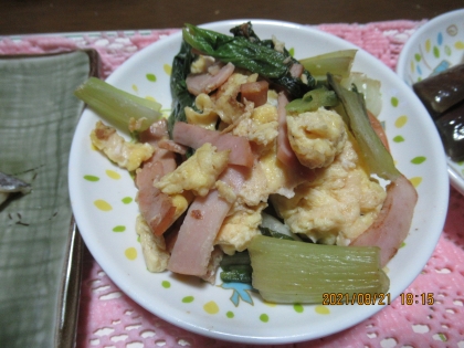 チンゲン菜と卵とハムの炒め物