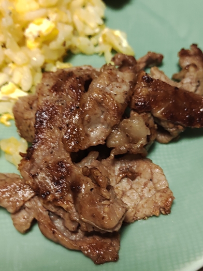 牛肉焼きにプチトマトとレタス添えて