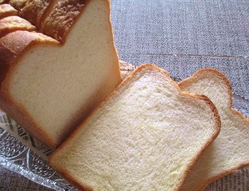 美味しいパンが焼き上がりました(；ﾟдﾟ)ｺﾞｸﾘ…小麦胚芽と胡麻で香ばしくてふんわりもっちりパンになりました。　我慢できずに焼きたてを1枚いただきました＾＾*