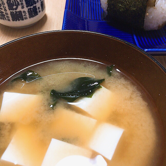 鍋不要ひとり分の豆腐とワカメの味噌汁