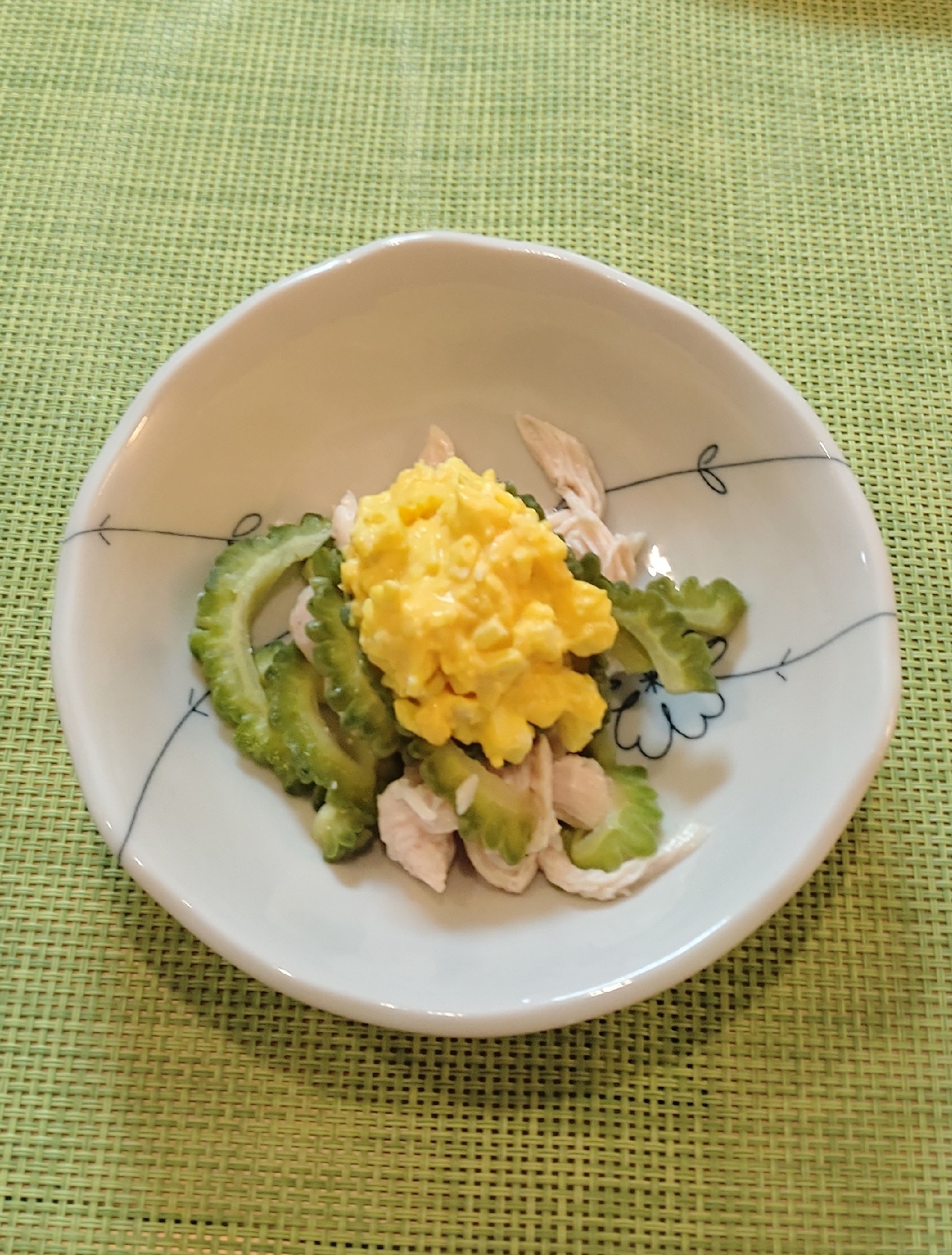 ゴーヤと蒸し鶏の卵ソースサラダ