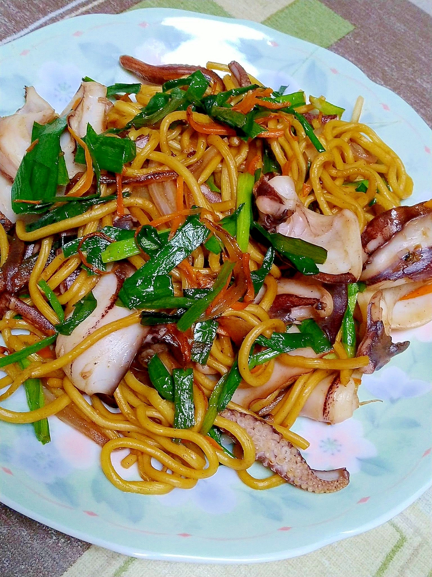 水色の皿に盛り付けたアオリイカの焼きそば