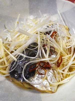 フライパンで、蒸し鯖のシンプル油がけ