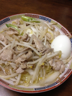 具たっぷり、もやしと豚肉のラーメン