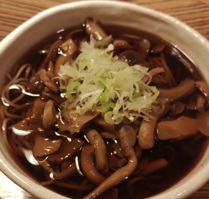 きのこと　蕨の　あったかい蕎麦