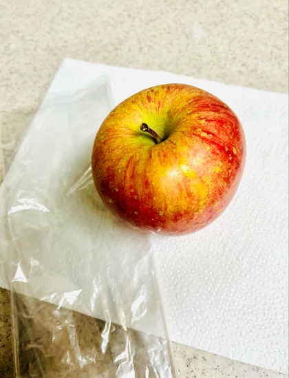 りんごをキッチンペーパーで長持ちさせる方法