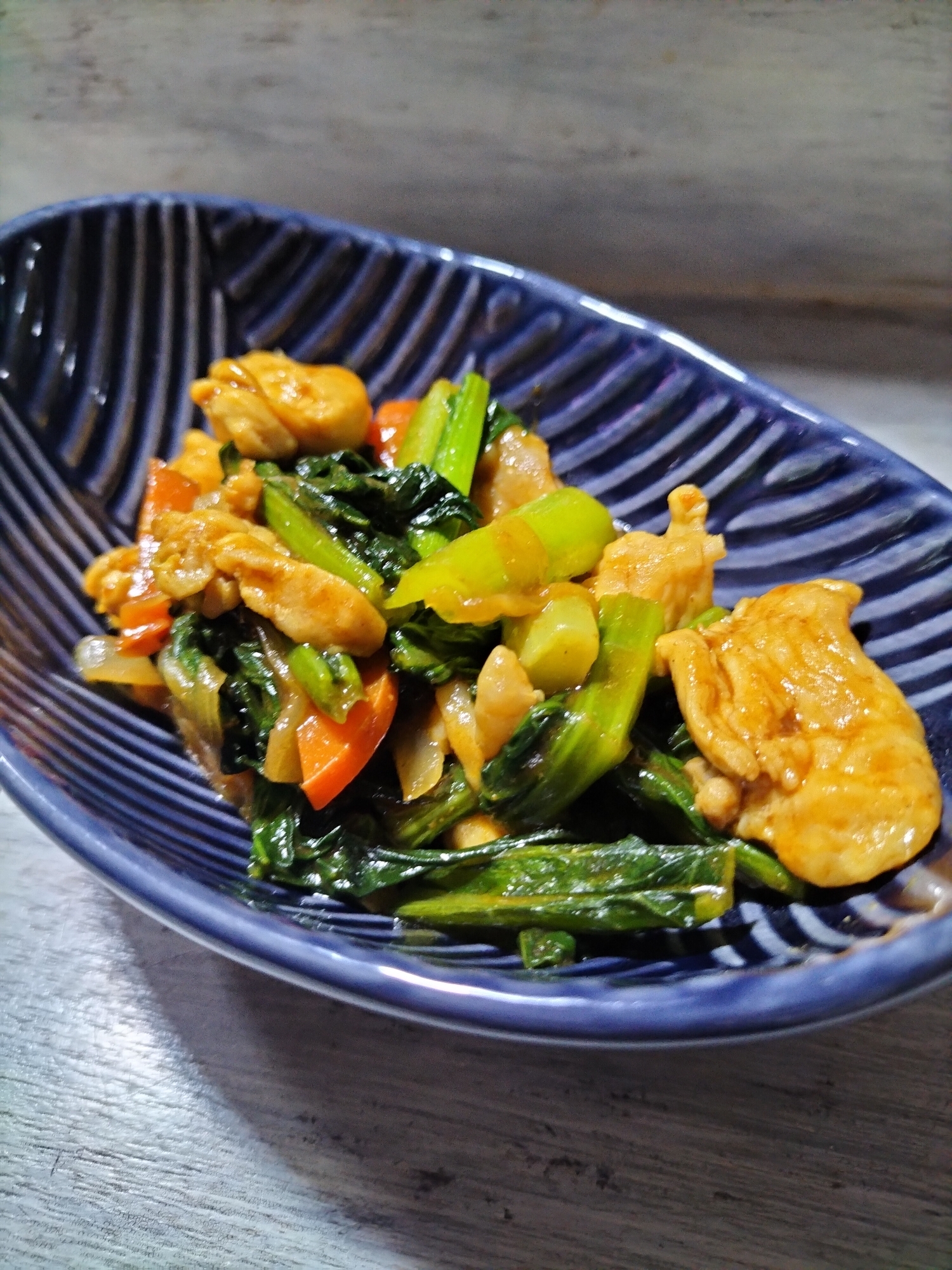 鶏むね肉と小松菜のカレー炒め