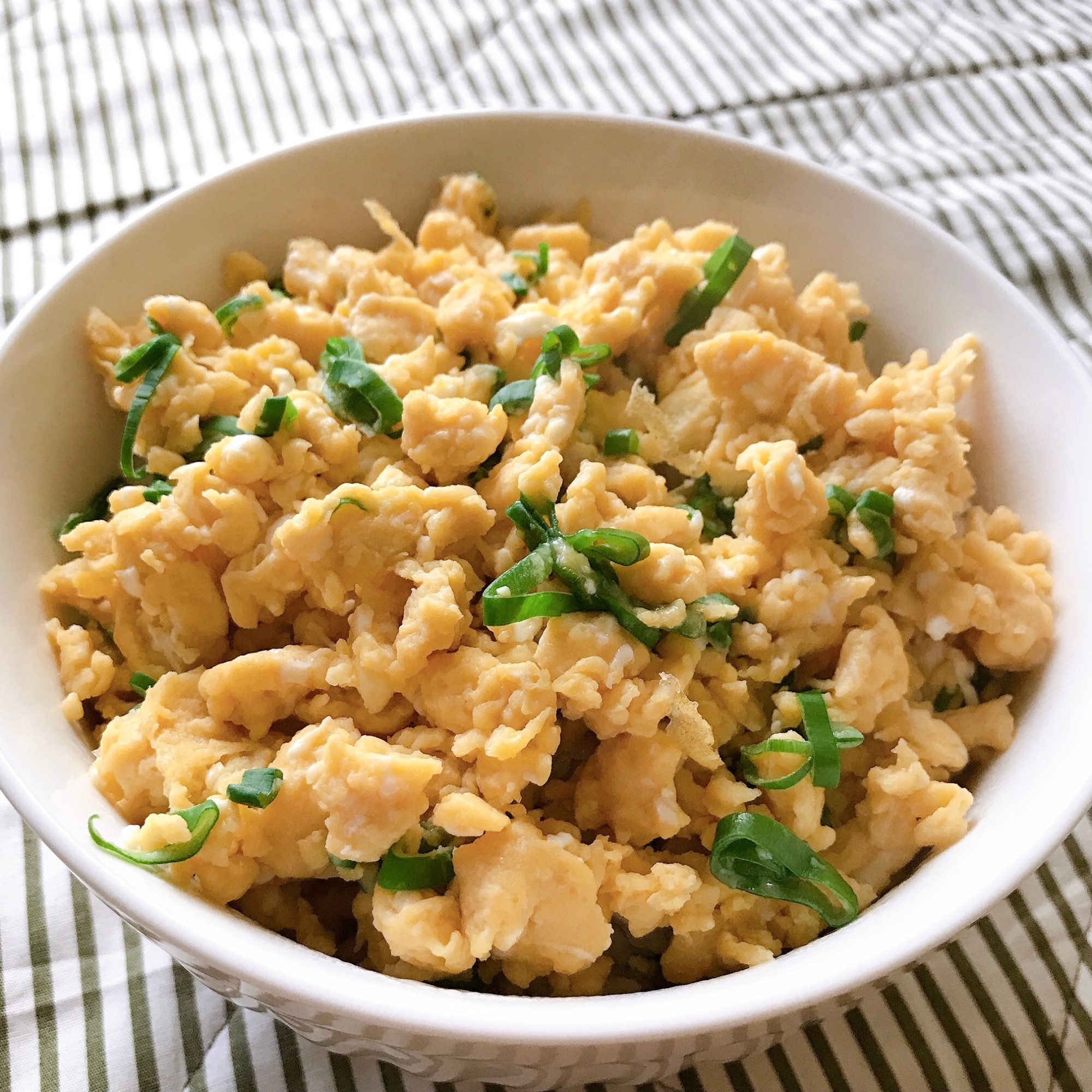 お昼はチャチャっと✩玉子とネギのそぼろ丼