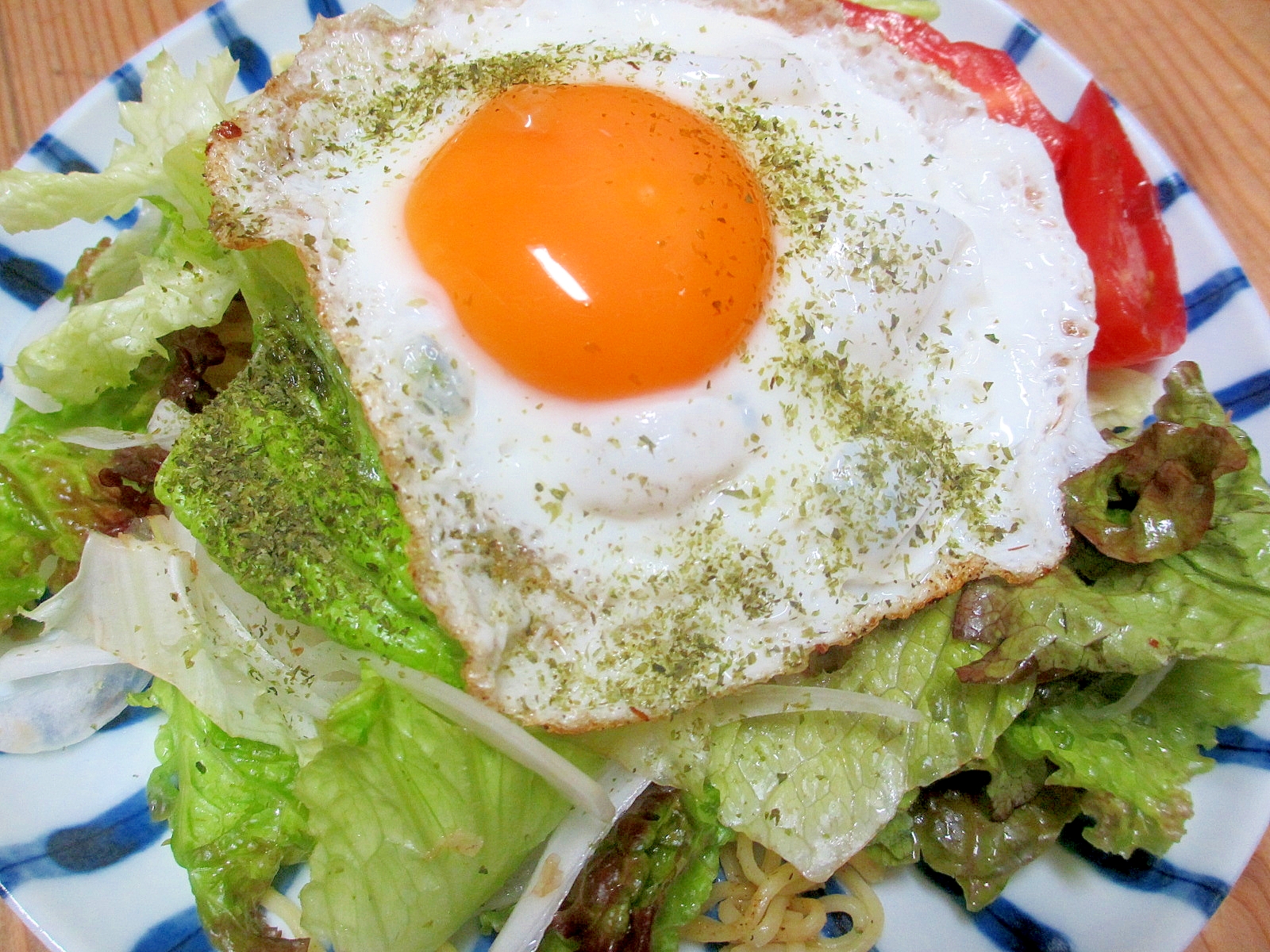 目玉焼きとサラダの塩焼きそば