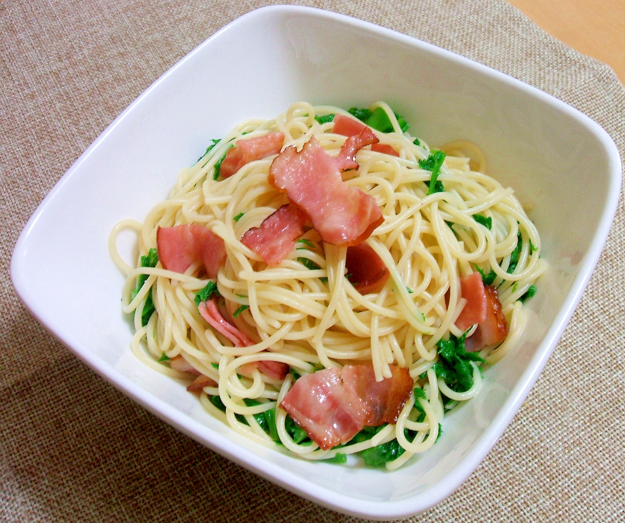 わさび菜とベーコンの燻製風味パスタ