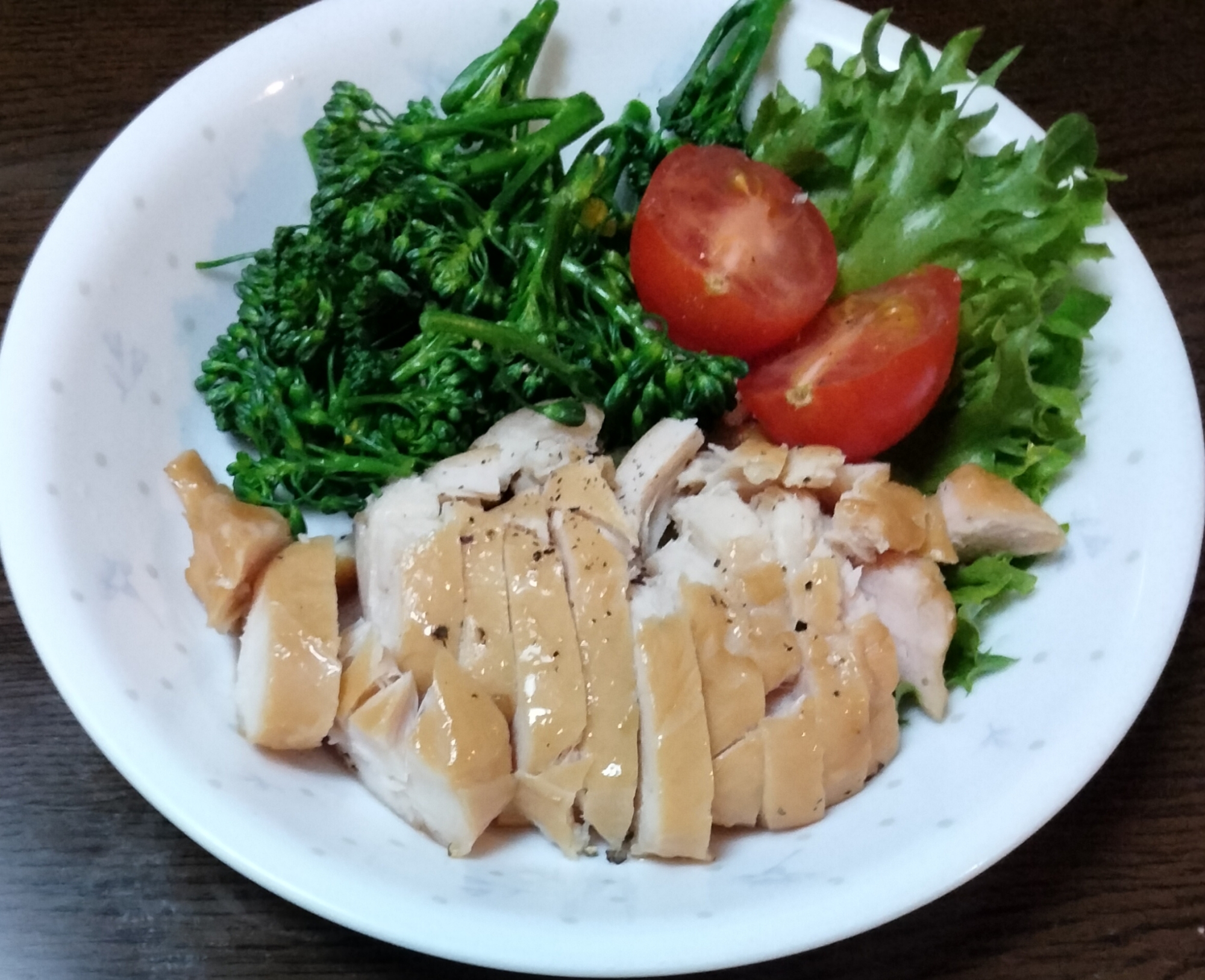 サラダチキンのせた野菜サラダ