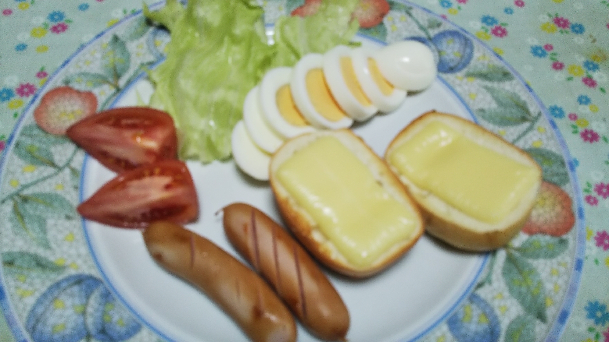 ディナーロールのチーズトーストとウインナーの朝食☆