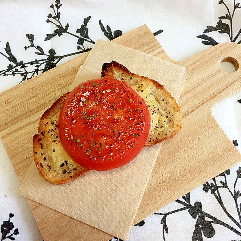 チーズとトマトのバジル風味 トースト ♪