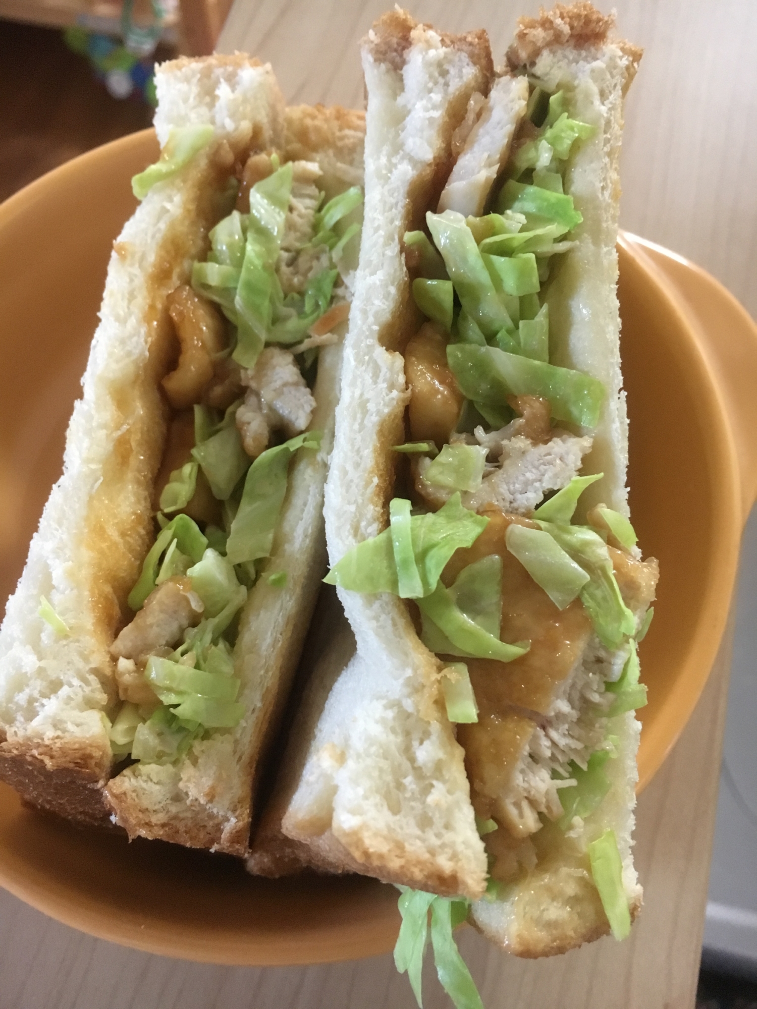 照り焼きチキンとキャベツの満腹サンドイッチ