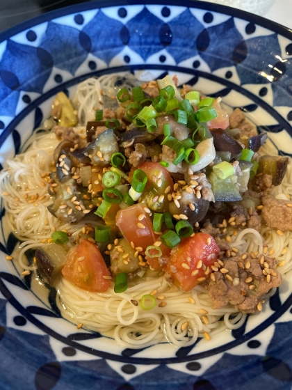 中華麺がなかったので、麺つゆぶっかけたそうめんに乗せました！そうめんでもかなりイケる…！トマトの酸味がアクセントになってていいですね〜！