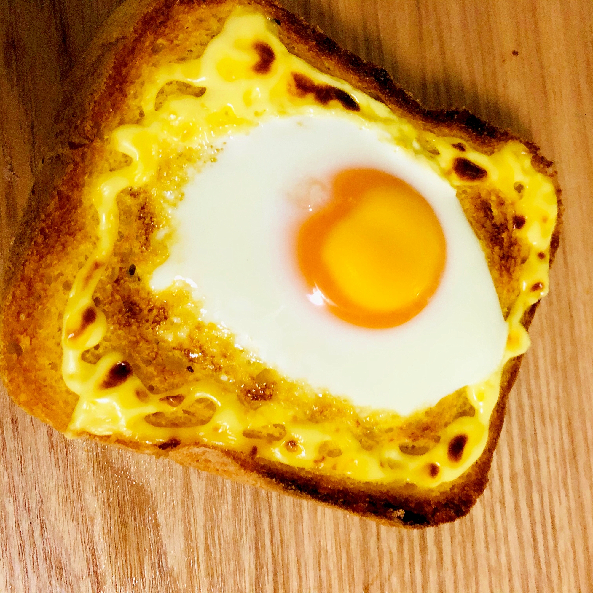 目玉焼きとマヨネーズのトースト