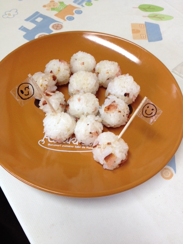 子供もにっこり！カリカリベーコンのチビおにぎり