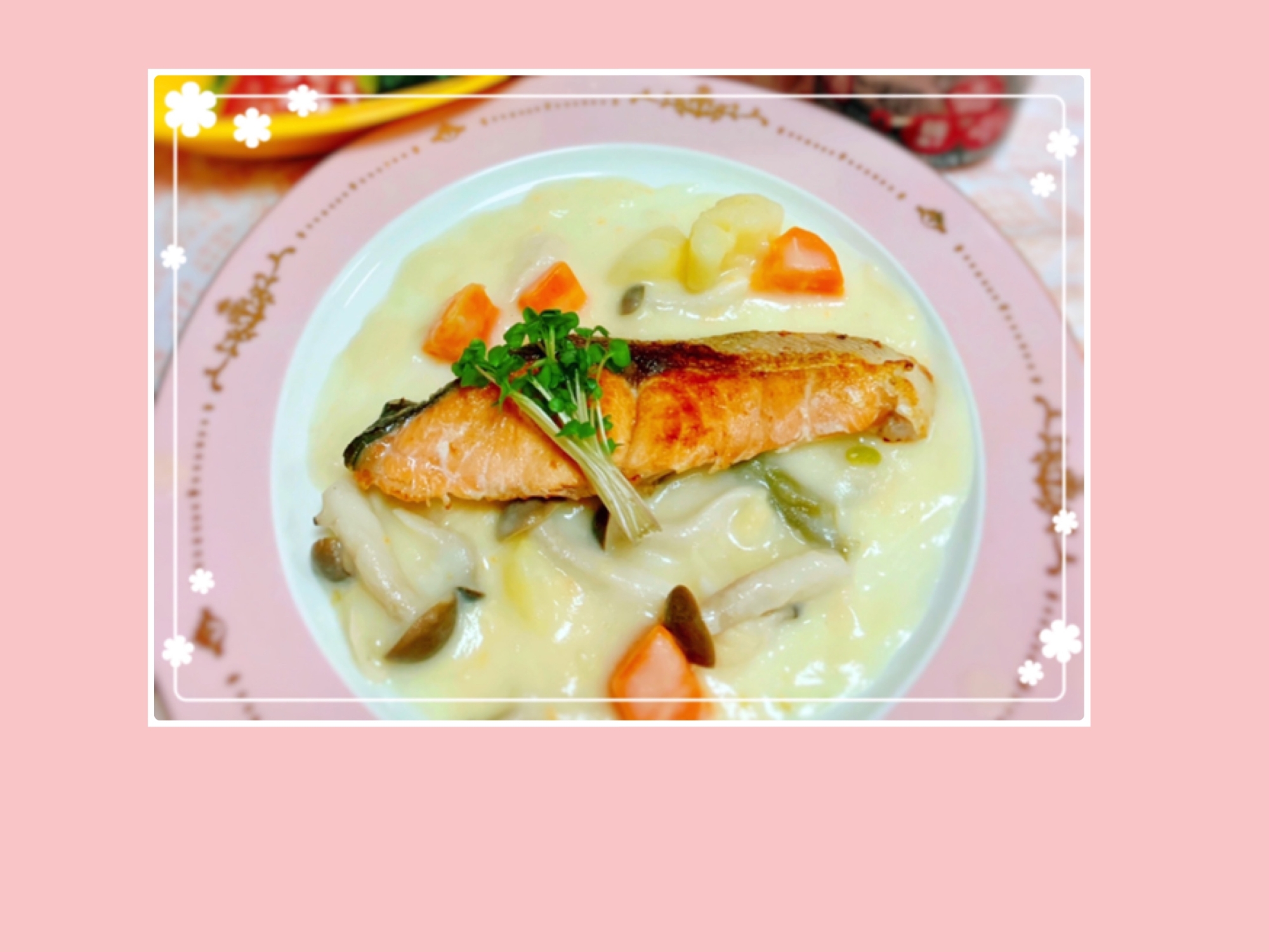 ピンクのお皿に盛り付けられた鮭のクリームソース