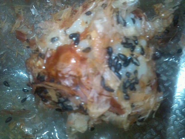 おにぎり(秋刀魚缶＆かつお節＆黒ごま)