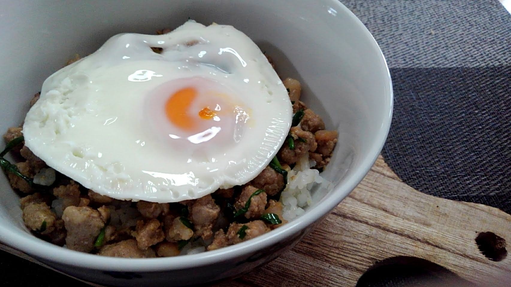 ニラ豚ミンチの乗っけ焼肉のたれ目玉焼き丼