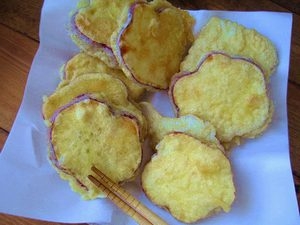 さつま芋の天ぷら久しぶりに作りました（u u）　ホクホク揚げたての美味しいことｗ　ひとつ摘まんだらあとを引きますねｗ　おやつにピッタリです＾＾*